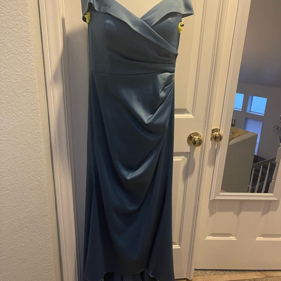 David’s Bridal formal / bridesmaid dress Size 12 - Picture 3 of 9